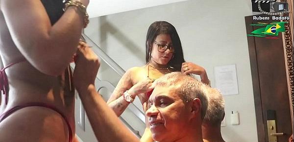 A ninfetinha Amanda Souza faz o coroa de 65 anos Zé Carioca passar mal de tanto tesão. Produção Rubens Badaro ( Vídeo completo no xvideos red )